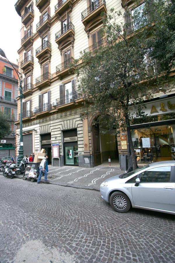 Al Centro E Meglio B&B Napoli Bagian luar foto