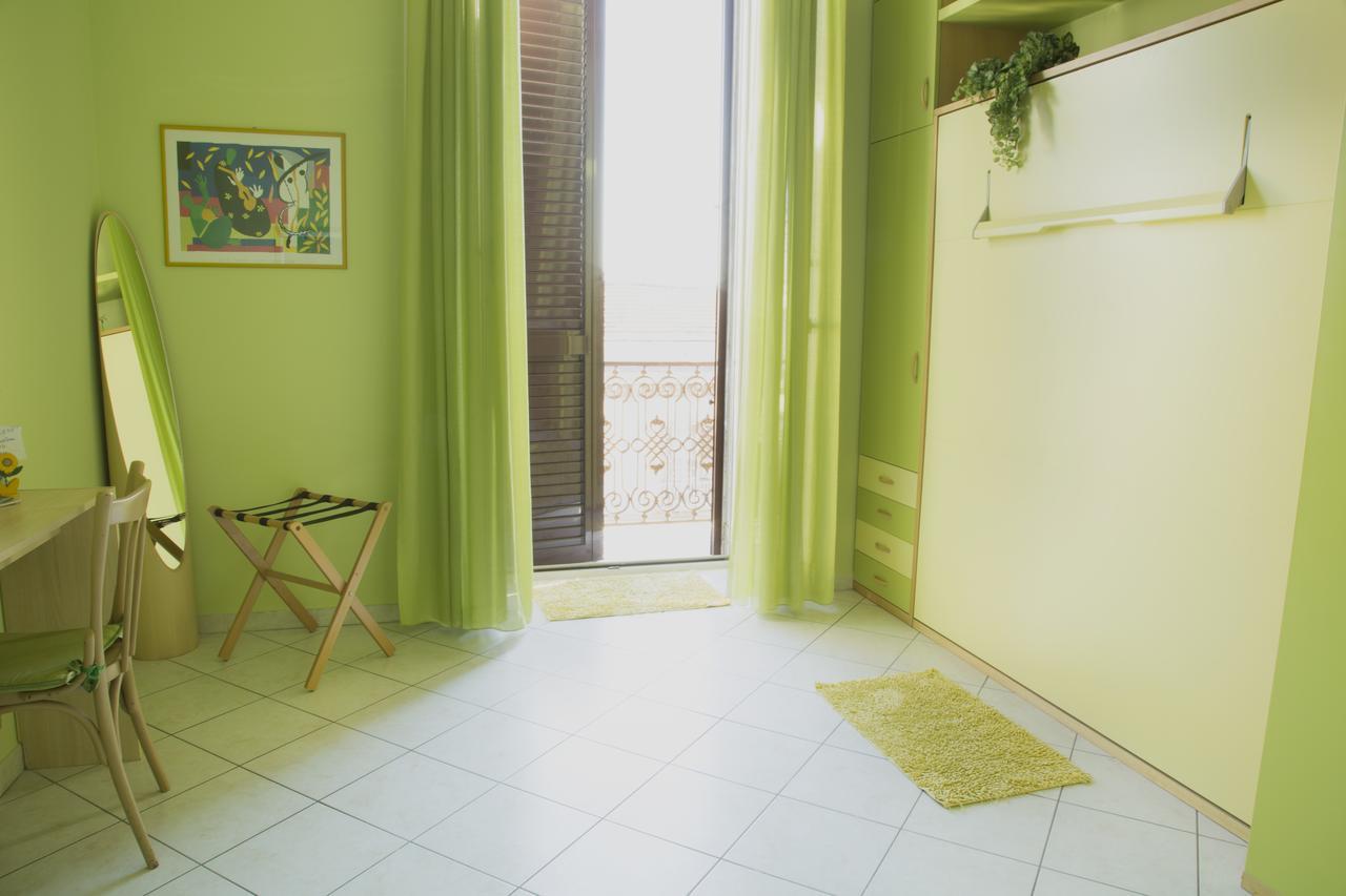 Al Centro E Meglio B&B Napoli Bagian luar foto